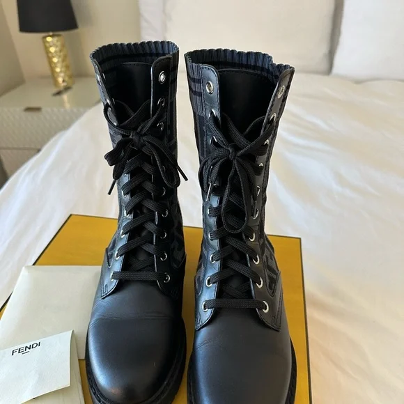 Fendi Rockoko
Black leather biker boots with stretch fabric size 36.5 - Picture 5 of 10